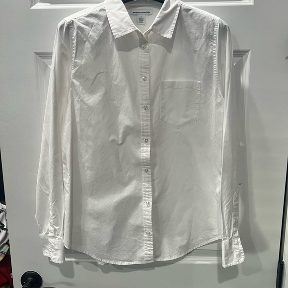 Amazon Essentials Women's Classic-Fit Long-Sleeve Button-Down Poplin Shirt - Picture 4 of 9